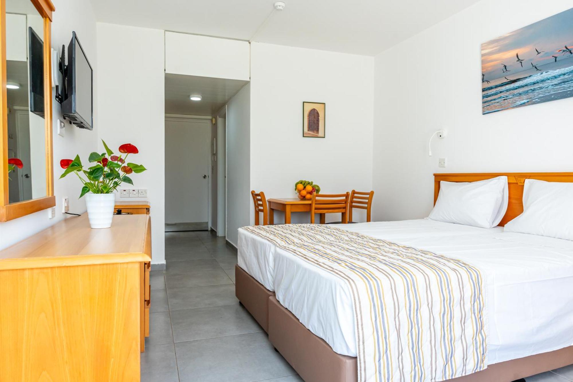 Helios Bay Hotel And Suites Klorakas Zimmer foto