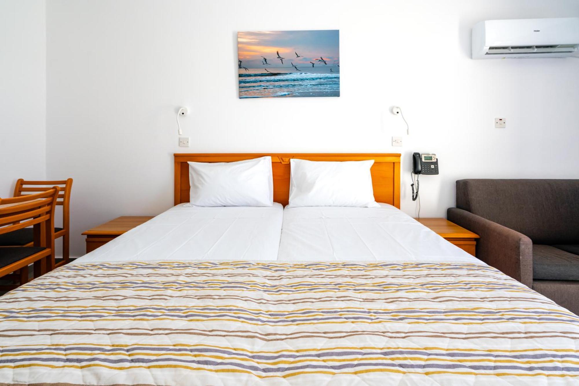 Helios Bay Hotel And Suites Klorakas Zimmer foto