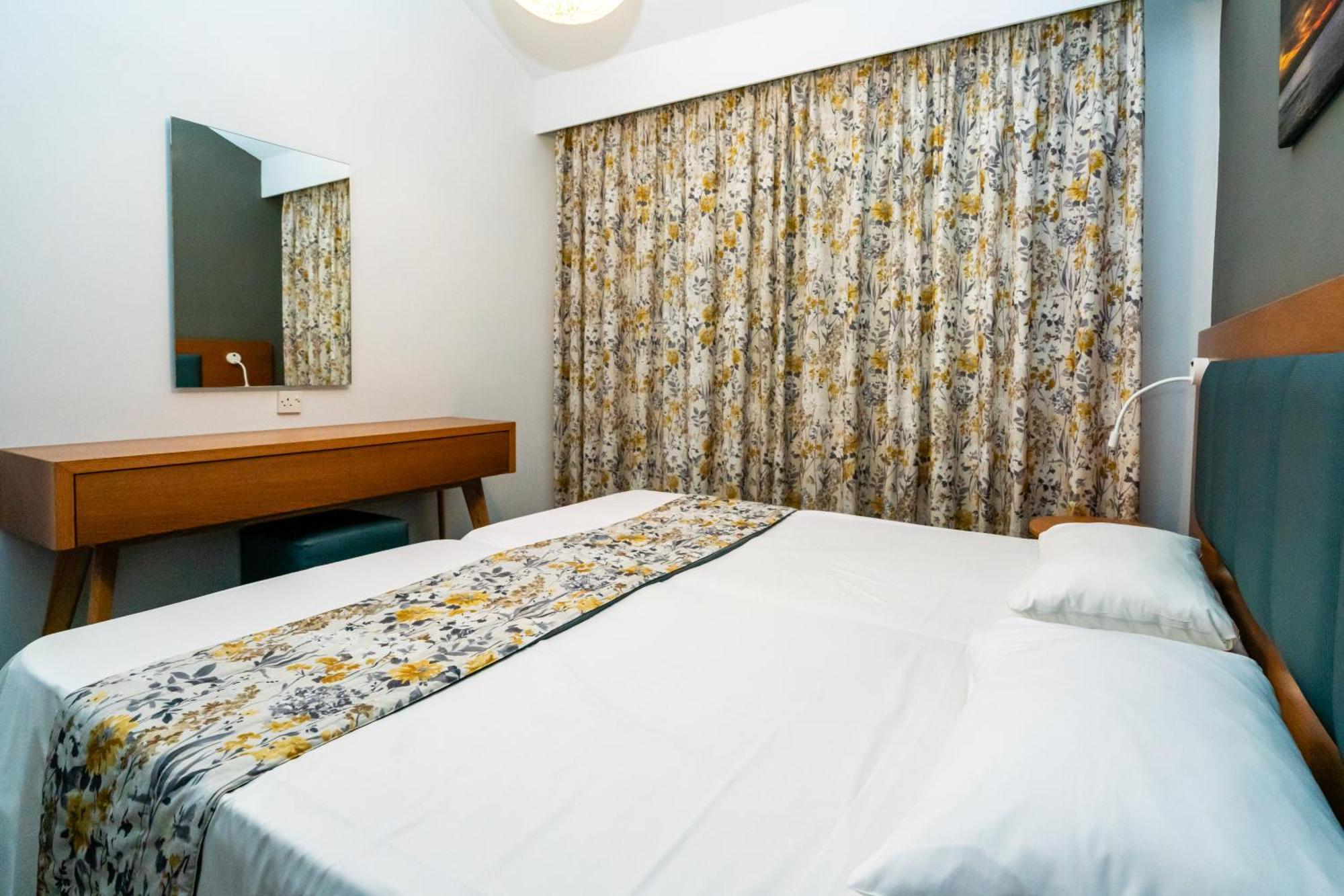Helios Bay Hotel And Suites Klorakas Zimmer foto