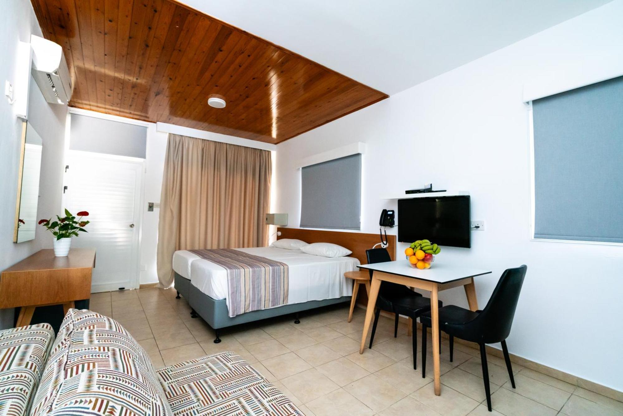 Helios Bay Hotel And Suites Klorakas Exterior foto